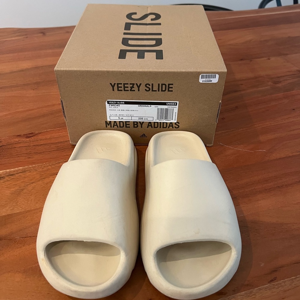 Yeezy slides cream. Size 6